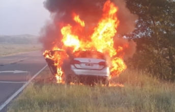 AUTO SE PRENDE FUEGO