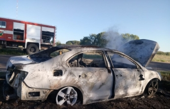 BOMBEROS APAGAN AUTO INCENDIADO